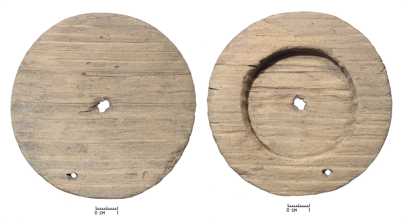 1–2 pav. XIV–XV a. veidrodžio dėžutės rėmelis, rastas Vilniaus žemutinės pilies Valdovų rūmų teritorijoje
