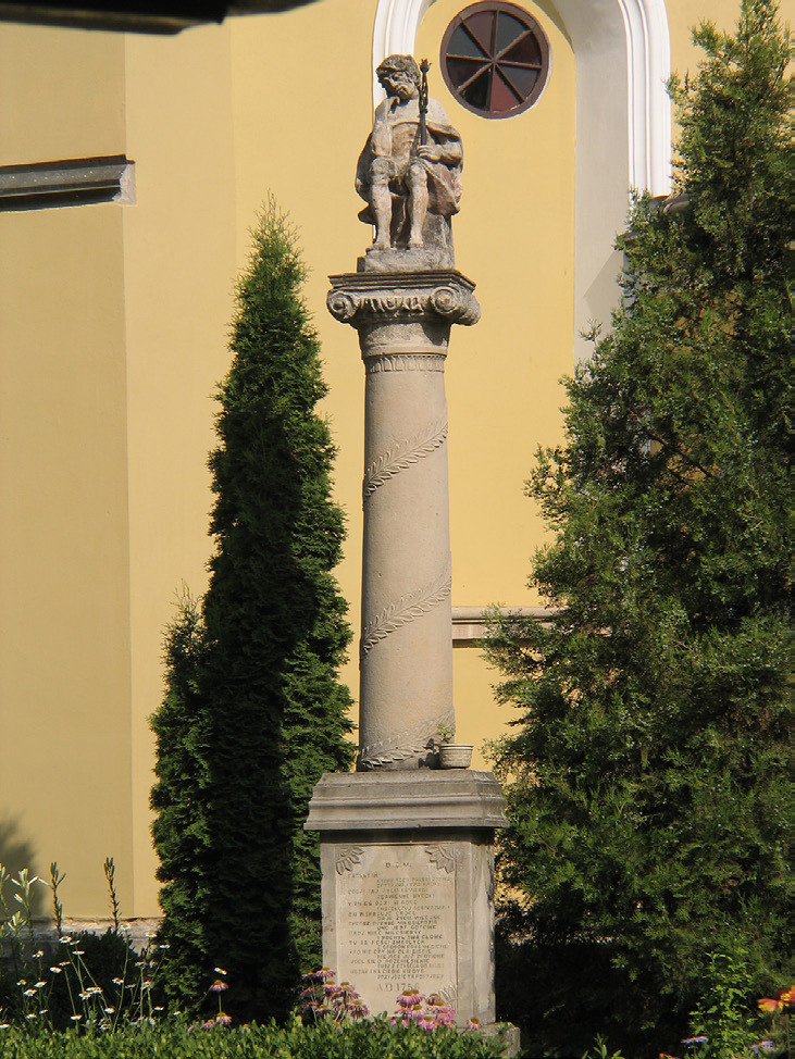2 pav. Mūrinis stulpas su Susimąsčiusio Kristaus skulptūra. 1756 m. Podolės Kameneco katalikų katedros šventorius. V. Balčyčio nuotr., 2008