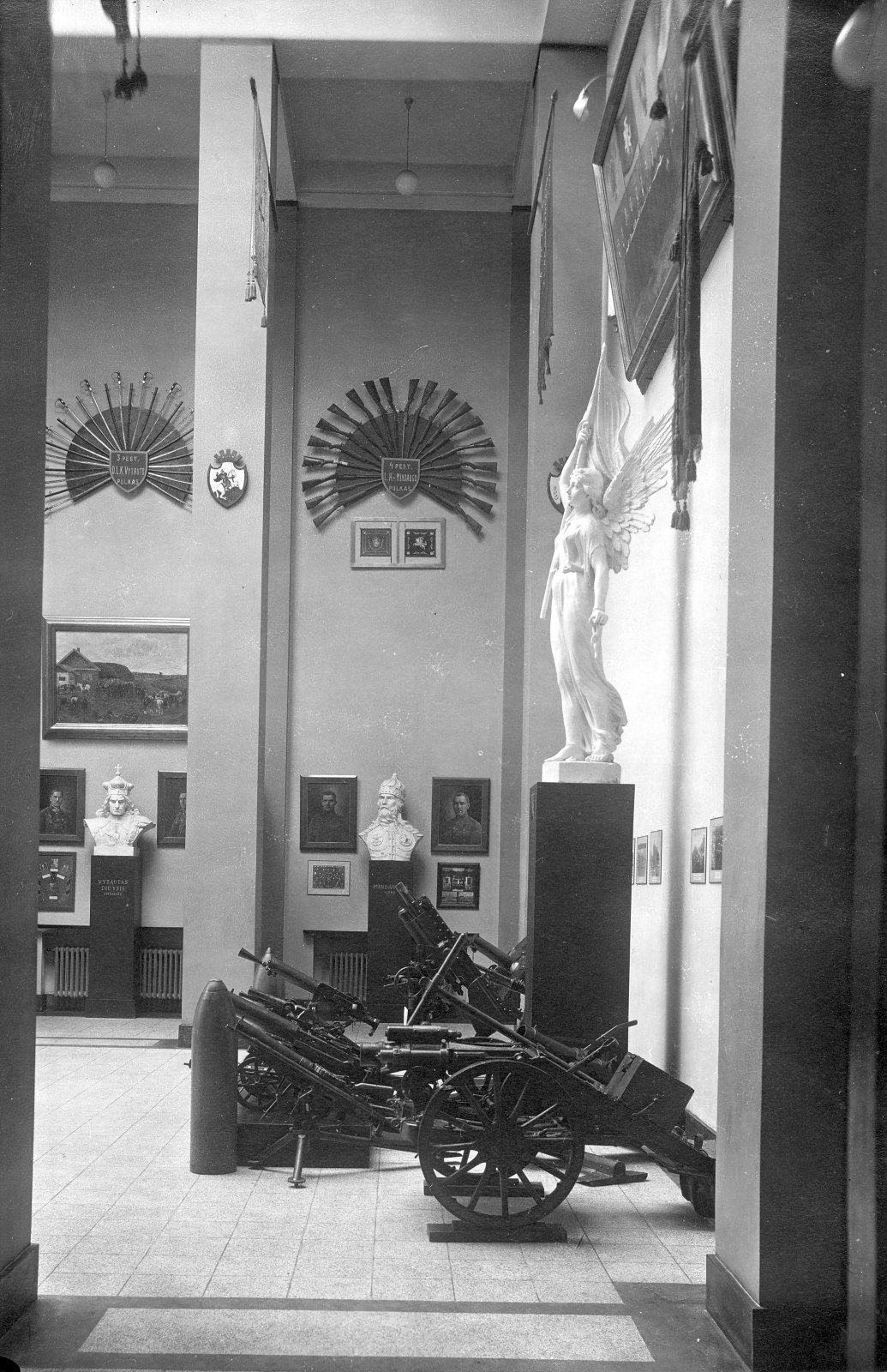 6 il. Vytauto Didžiojo karo muziejaus Didžiosios salės dalis. 1937 m. Fotografas J. Timukas. Vytauto Didžiojo karo muziejaus nuosavybė, N – 617